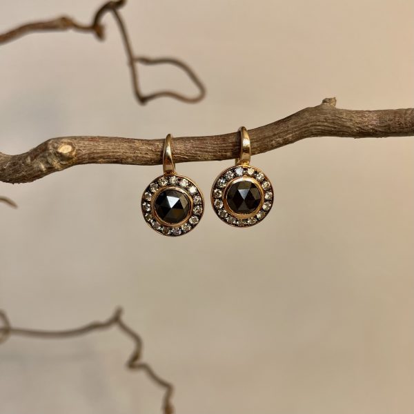 Orecchini in oro rosso con diamanti neri