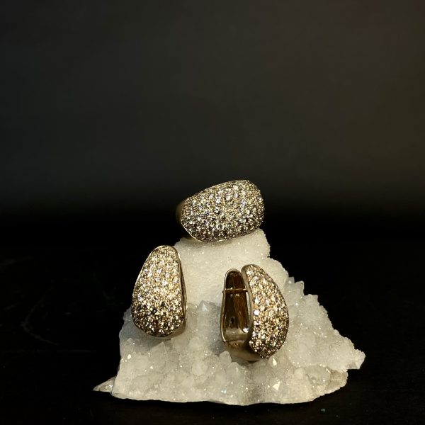 Parure orecchini e anello in oro bianco e diamanti