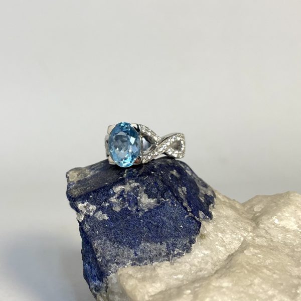 anello con acquamarina e diamanti