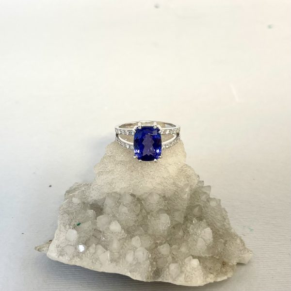 anello con tanzanite e diamanti