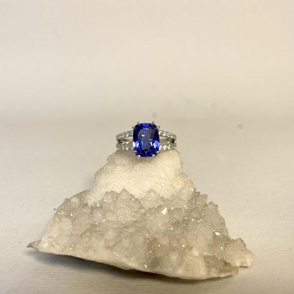 anello con tanzanite e diamanti