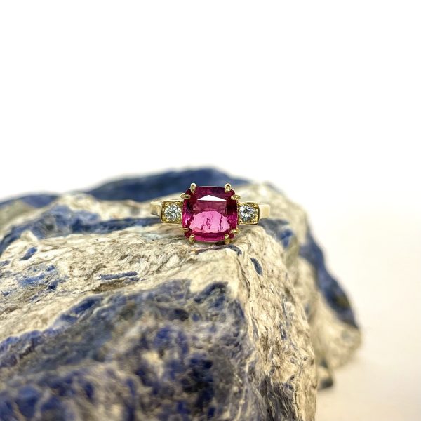 anello con tormalina rosa e diamanti