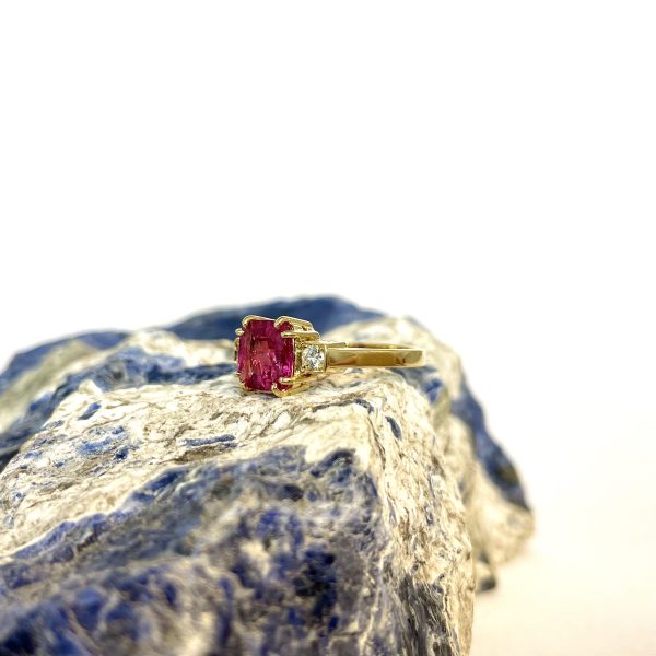 anello con tormalina rosa e diamanti