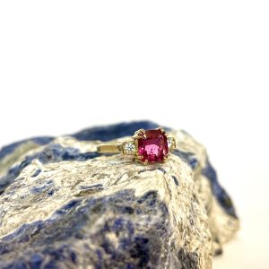 anello con tormalina rosa e diamanti