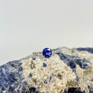 anello con tanzanite e diamanti