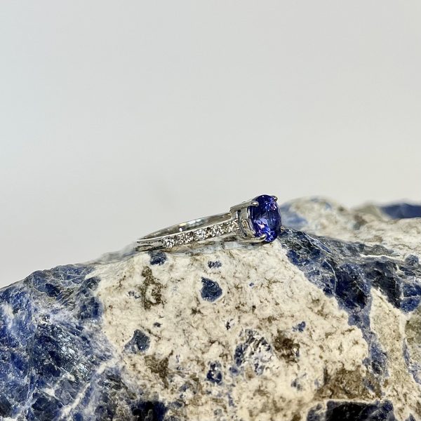 anello con tanzanite e diamanti