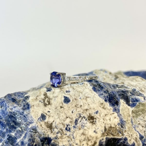 anello con tanzanite e diamanti