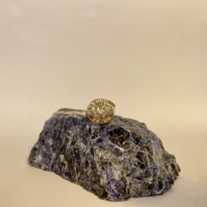 Anello con diamanti grezzi in oro rosso