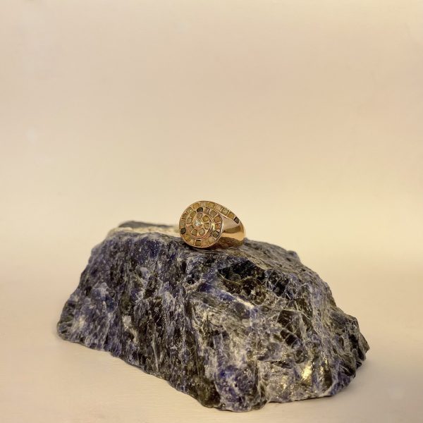 anello con diamanti grezzi in oro rosso