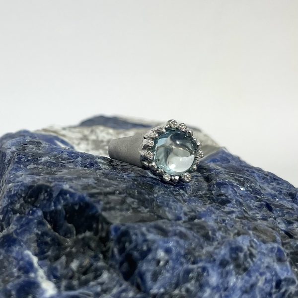 anello con acquamarina e diamanti