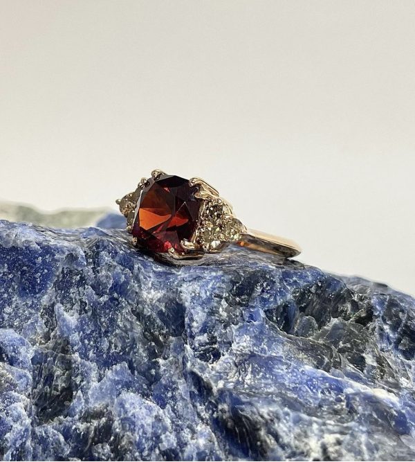 anello con granato e diamanti brown