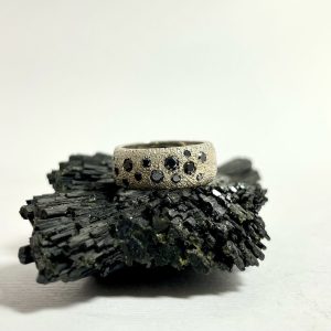 anello con diamanti neri argento